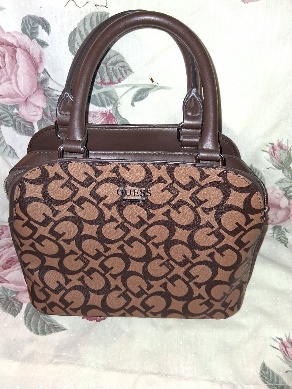 Guess satchel broen logo